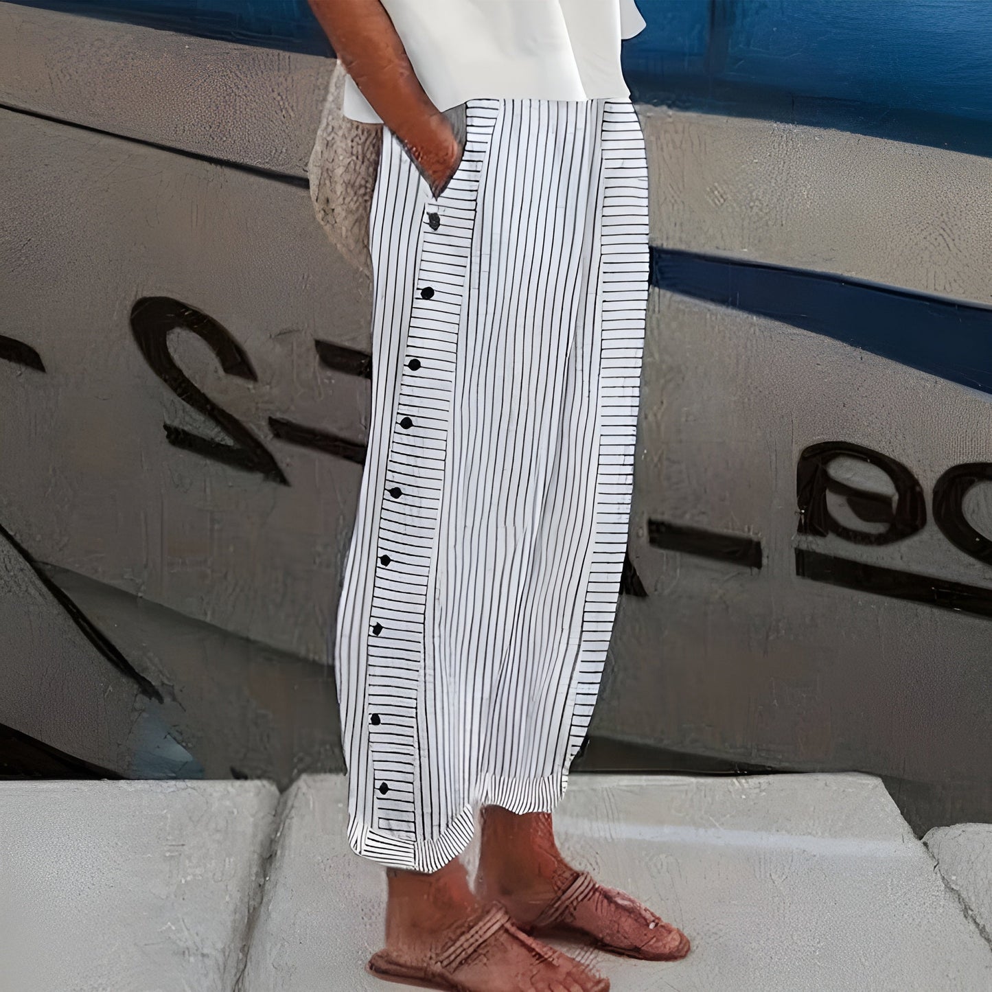Lorenza | Lichte Zomerbroek met Dunne Strepen en Zijknopen voor Casual Chic Stijl